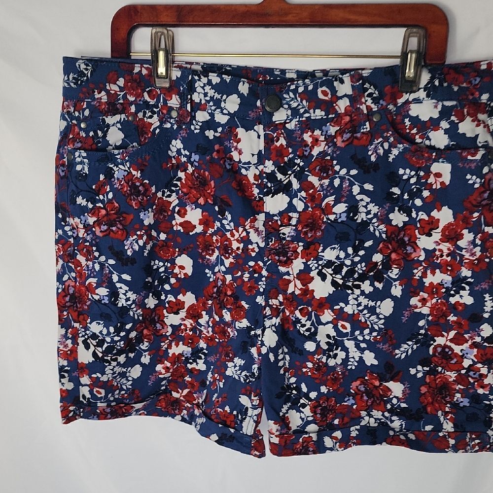 NWT Red White & Blue Floral Cuffed Shorts Size 16 Harborside Overcast Floral